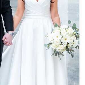 Chic White Bridal gown size 22